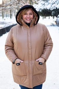 Brūna virsjaka ar kapuci - lielie izmēri sievietēm