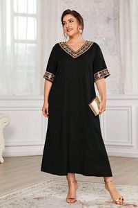 Garā kleita ar krāsainu apdari melnā krāsā - lielie izmēri sievietēm