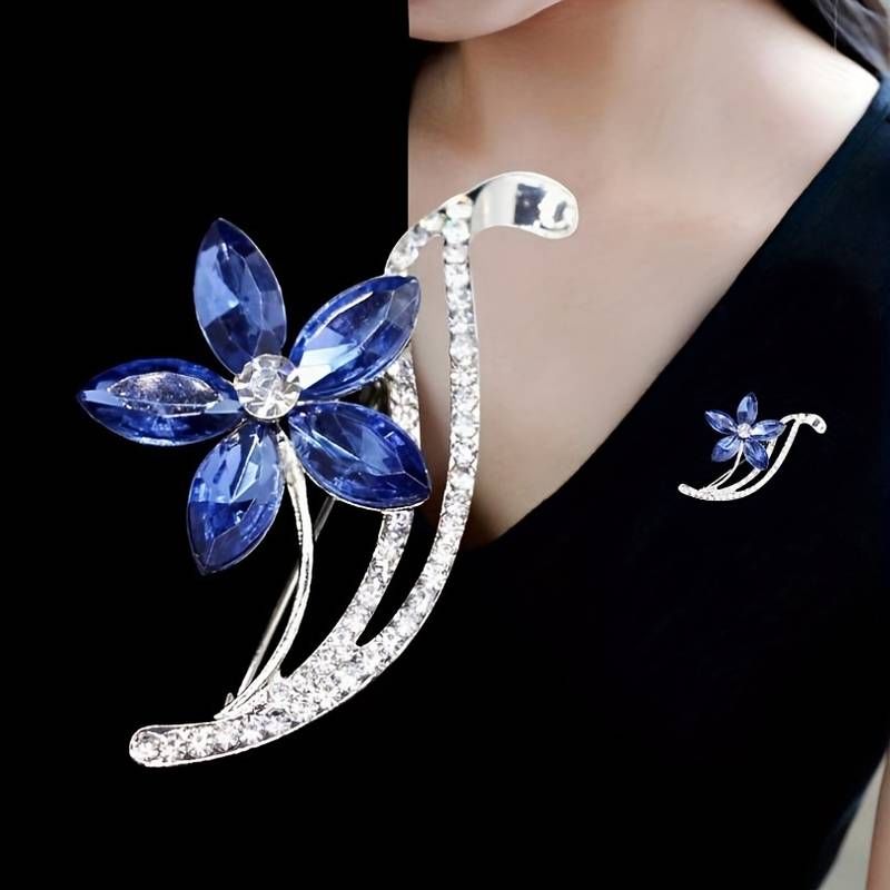 Skaista piespraude ar sudrabotu apdari un zilu ziedu (DZXX), lielie izmēri i-veikalā jandase.lv