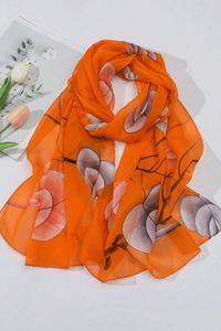 Maksi kleita ar oranžiem virpuļiem