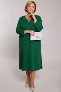 Zaļa kleita ar piespraudi