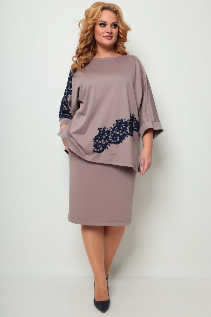 Kostīms ar tumši zilu izšuvumu, lielie izmēri i-veikalā jandase.lv