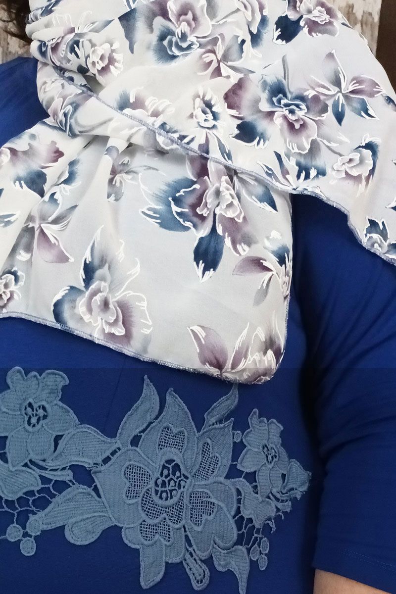 Šallīte ar ziliem ziediem, lielie izmēri i-veikalā jandase.lv