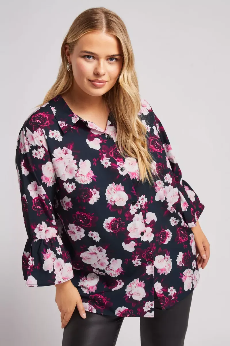 Tumši zila blūze ar puķu apdruku, lielie izmēri i-veikalā jandase.lv