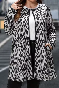 Moderna un ērta sieviešu jaka melnbaltās krāsās - lielie izmēri sievietēm