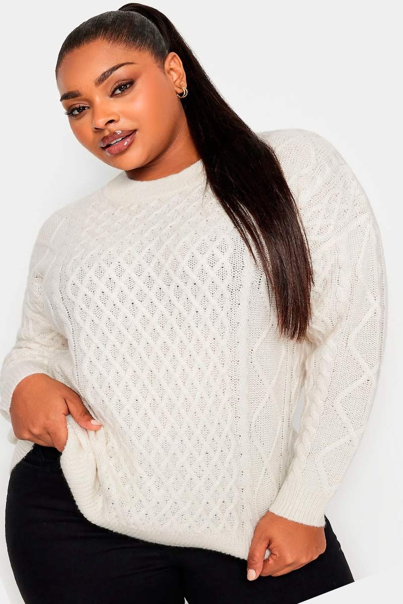 Balts sieviešu džemperis ar skaistu rakstu, lielie izmēri i-veikalā jandase.lv