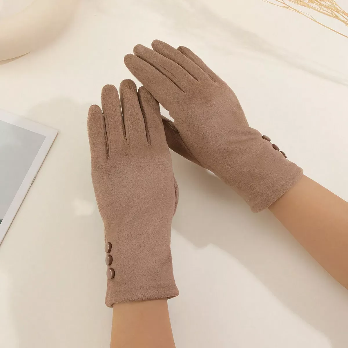 Skaisti sieviešu cimdi bēšā krāsā, lielie izmēri i-veikalā jandase.lv