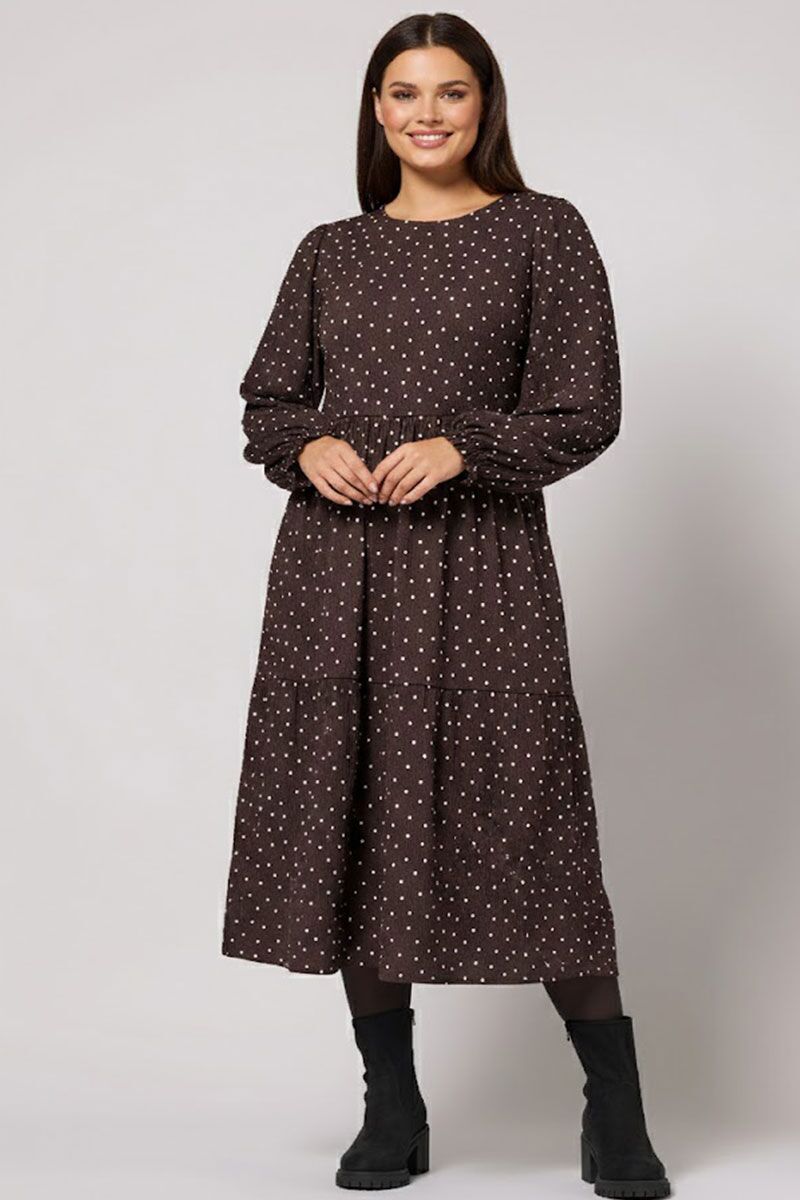Tumši brūna kleita ar baltiem punktiņiem, lielie izmēri i-veikalā jandase.lv