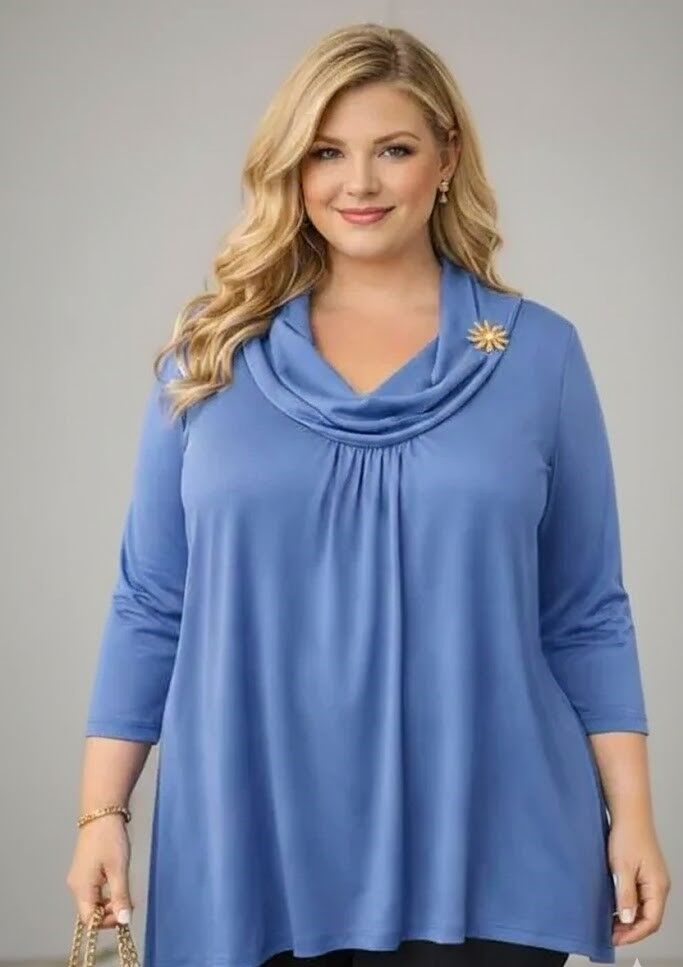 Gaiši zila tunika ar piespraudi, lielie izmēri i-veikalā jandase.lv