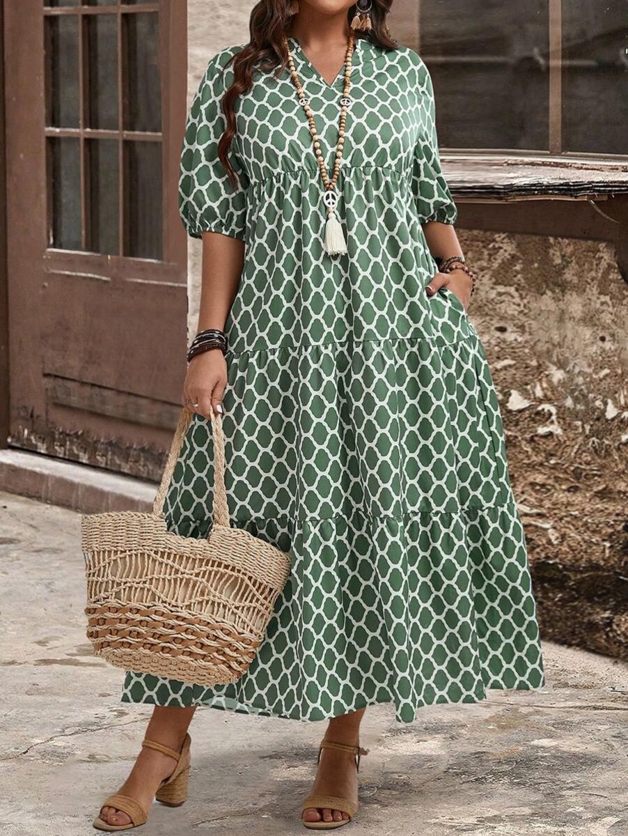 Zaļa kleita ar ģeometriskām figūrām, lielie izmēri i-veikalā jandase.lv