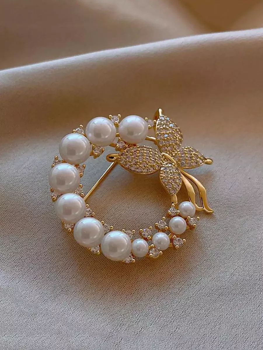 Metāla piespraude ar baltām pērlītēm, lielie izmēri i-veikalā jandase.lv