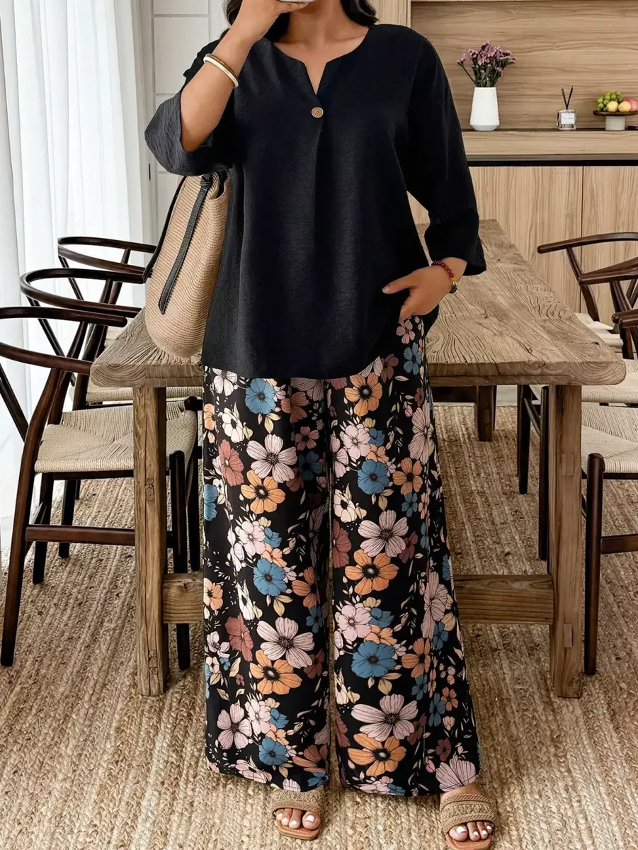 Melns sieviešu bikškostīms ar puķainām biksēm (izs.28.10.), lielie izmēri i-veikalā jandase.lv