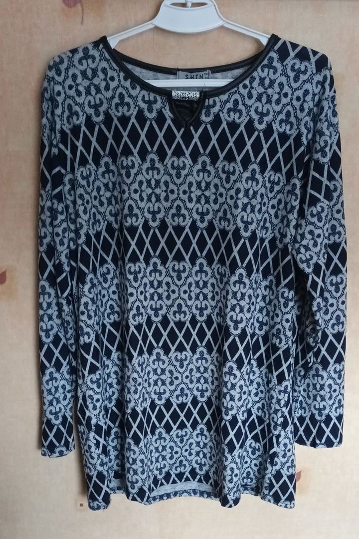 Melnbalts tops, lielie izmēri i-veikalā jandase.lv